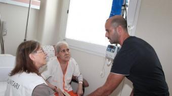 Una voluntària visita una malalta oncològica a l'hospital Trueta de Girona, com ella a Catalunya hi ha 4.500 persones que fan aquests serveis altruistes JOAN SABATÉ / ARXIU