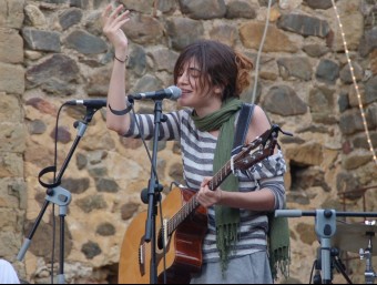 Maria Rodés, durant la seva actuació, diumenge a El Gat Bornaix NÚRIA GARRO / X.C