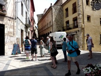 Un grup de turistes a la plaça de la Llibertat, el mes de juny. R. E