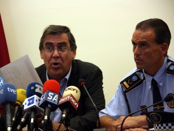 L'alcalde, Enric Carbonell, i el cap de la policia local, Ferran Pradells, ahir davant la premsa ACN