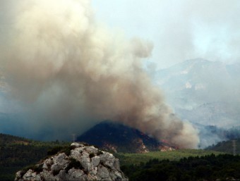 Incendi a la Serra de la Creu de Tivissa vist des del camí de Gavadà ACN
