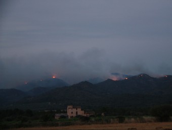 Les flames de l'incendi de Tivissa des de la plana Burgà ACN