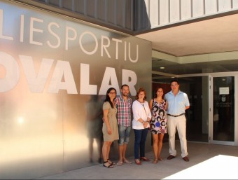 L'alcaldessa i alguns regidors a les portes del poliesportiu del Bovalar. C.G