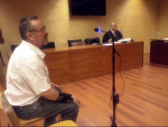 L'imputat, Manuel Muñoz Fúnez, ahir durant el judici, celebrat a la secció tercera de l'Audiència de Girona. A la dreta, el seu advocat, Andrés Almar G. P
