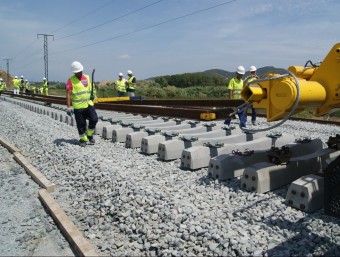 Operaris de les obres de la línia d'alta velocitat treballen el 2012 en el tram entre Barcelona i Mollet del Vallès.  ARXIU