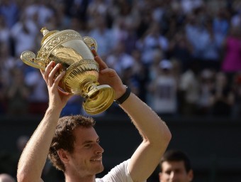 Murray amb el trofeu i Djokopvic al fons A. DENNIS / AFP