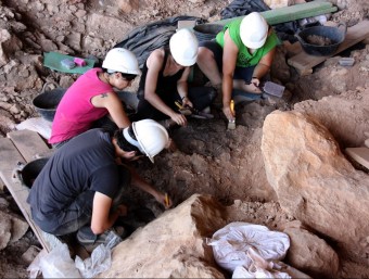 Els arqueòlegs treballant al jaciment paleolític de la Roca dels Bous de Sant Llorenç de Montgai ORIOL BOSCH / ACN