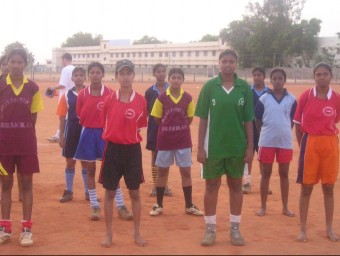 Noies índies del grup que participa en el campus del CF Santvicentí. AJ. SANT VICENÇ