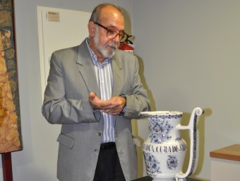 Josep Antich mostra la peça que ara s'exposa. M. SÁNCHEZ