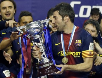 Jordi Torras , amb un dels tretze títols guanyats com a jugador del FC Barcelona EFE