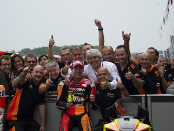 Aleix Espargaró i el seu equip, NGM Forward, celebren la primera posició preferent d'una moto de norma Open NGM FORWARD