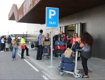 Turistes del primer vol d'Arkia a la sortida de la terminal de l'aeroport de Lleida-Alguaire. D. MARÍN