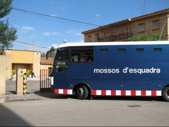 El vehicle de transport dels mossos entrant ahir a la presó de Girona Ò. PINILLA