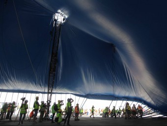 Instal·lació de l'envelat del Cirque du Solei, ahir al matí, a Port Aventura J, FERNÀNDEZ
