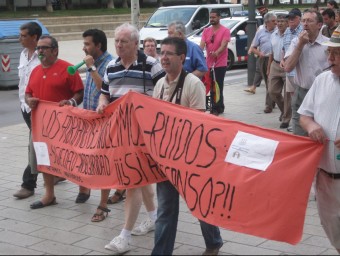 Veïns manifestant-se el 2011 contra la discoteca que va precedir Atlántida. J.N