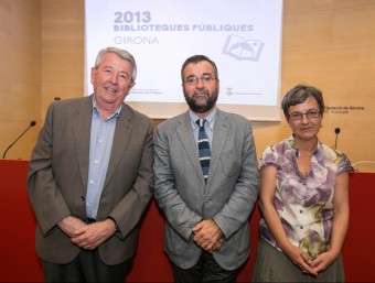 El vicepresident de la Diputació, Xavier Soy; el director general de Biblioteques de la Generalitat, Joan Pluma, i la cap del Servei de Biblioteques de Girona, Carme Renedo E. KELELE