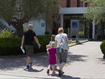 Una família de turistes entrant al Novotel de Riudellots de la Selva, divendres passat. JORDI RIBOT/ICONNA