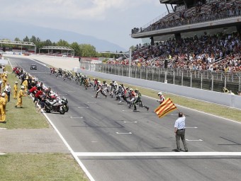 Sortida de les 24 Hores de Catalunya de motocilisme, amb les motos formades en espiga ROGER SALA