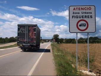 Un dels cartells ja instal·lats als accessos de Figueres. JUDIT RODRÍGUEZ