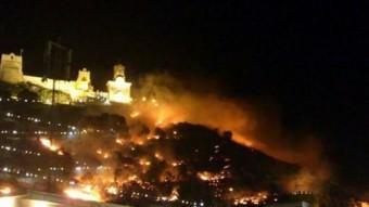 Incendi provocat a la rodalia del Castell de Cullera. EL PUNT AVUI