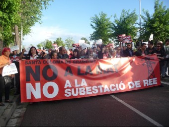 Una de les manifestacions contra la subestació de REE a Santa Coloma QUIM PUIG