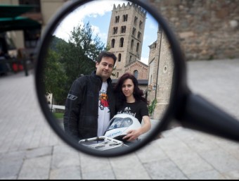 La imatge d'Albert Soler i Clàudia Loredana, al mirall de la moto amb què han emprès el seu particular viatge de Ripoll a Sidney. JORDI PUIG / EL 9 NOU