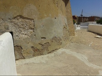 Detall de la base de la façana de la Torre de Paterna. EL PUNT AVUI