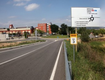 A la dreta de la imatge, la zona on Salt vol desenvolupar en el futur espais comercials, a l'esquerra, el centre comercial Espai Gironès Joan Sabater