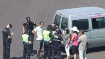 La policia espanyola retenint i multant els castellers nord-catalans a Mallorca AIRE NOU