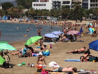 Una imatge de la platja a Roses, el mes de juliol. Els turistes han fet 60.000 consultes . JOAN SABATER