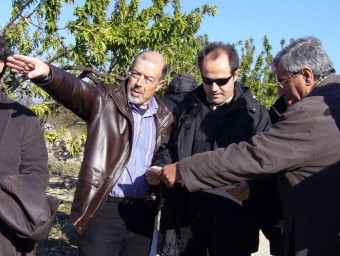 Víctor Gimeno amb alcaldes de l'Ebre durant una visita a l'inici de les obres del canal. ARXIU