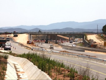 Una imatge d'ahir al migdia dels treballs de preparació del nou vial entre Franciac i Caldes (en primer terme), que s'obrirà dilluns. De moment, encara es pot transitar per la N-II i, venint des del nord, girar a mà esquerra i anar cap al municipi de Caldes JOAN SABATER