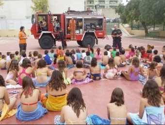 Els joves atenen les explicacions dels bombers de Llíria. EL PUNT AVUI