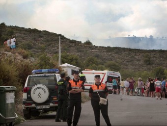 Veïns de la Vall d'Uixó observen l'evolució de les flames. EFE / DOMÈNECH