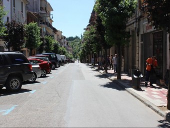 Una imatge del carrer Camprodon d'Arbúcies. En el futur, es podrà aparcar als dos costats i es desplaçaran els arbres de les voreres al centre de la via EL PUNT AVUI