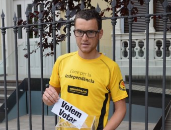 Marc Pinsach amb la butlleta del ‘Volem votar' PLATAFORMA PRO SELECCIONS ESPORTIVES CATALANES