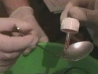 Els Mossos d'Esquadra analitzen la droga intervinguda durant un dels registres domiciliaris ACN