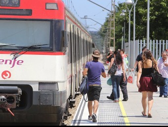 Usuaris del tren , agafant un comboi de rodalies, dimarts al migdia a l'estació d'Hostalric MANEL LLADÓ