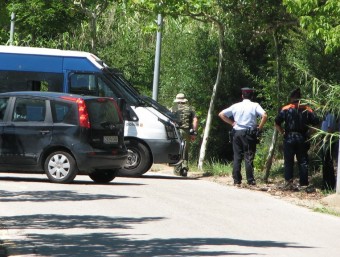 Efectius dels Mossos d'Esquadra buscant el cadàver de Montse Méndez, dimarts a Sant Julià de Ramis Ò. PINILLA