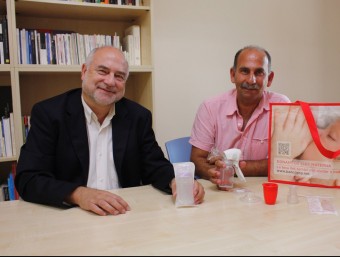Ramon Salinas i Khaled Khatib, promotor del BST, amb el paquet que s'entrega a les mares donants de llet I.B