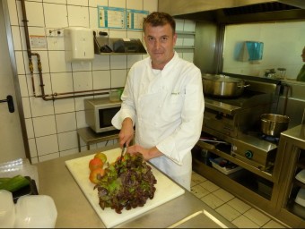 Josep Maria Nogué, preparant un dels diversos plats de menjar vegà a l'obrador del B-Crek de la Solfa d'Olot J.C