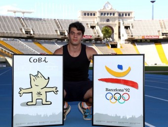 Adrià Burriel , en la recta de tribuna de l'Estadi Olímpic Lluís Companys amb els pósters amb la mascota i el logotip dels Jocs Olímpics de Barcelona 92 QUIM PUIG