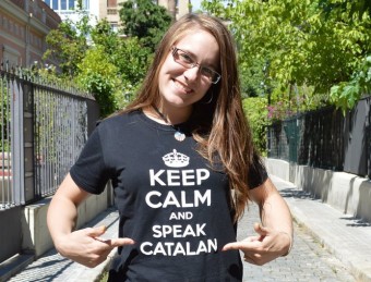 Mélodie Pulgarin llueix un lema a la seva samarreta que anima a parlar català PLATAFORMA PRO SELECCIONS