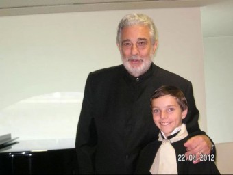 El jove Escorihuela amb Plácido Domingo. CEDIDA