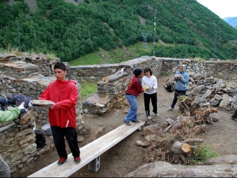 Nois del Casal participant en les tasques de desenrunament i recuperació del castell de Tavascan, a la comarca del Pallars Sobrià MARTA LLUVICH / ACN