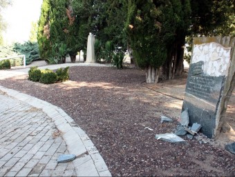 El màstil doblegat i l'escultura decapitada, al fons, i a la dreta, la làpida trencada ACN