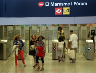 Usuaris als accessos a l'estació de metro Maresme-Fòrum, en una imatge d'arxiu JUANMA RAMOS