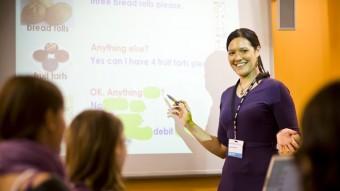 Una professora dóna classe d'anglès. EL PUNT AVUI