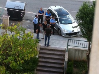 Imatge d'agents dels Mossos d'Esquadra ahir a la zona. ACN