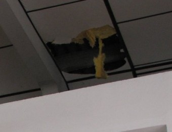 Els dos forats que van fer els lladres al sostre de les oficines i de la nau a l'ITV de Palamós a l'agost passat Ò. PINILLA